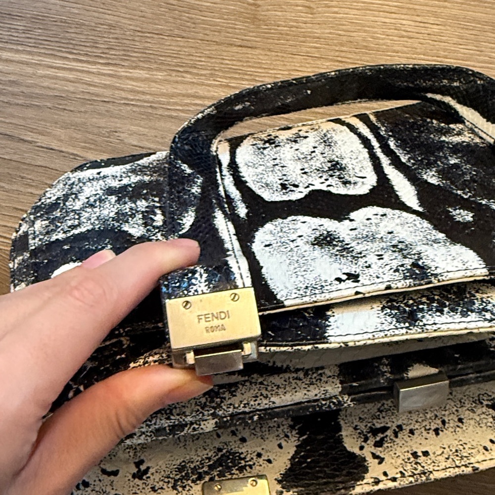 Fendi black and white calf skin embossed patterned shoulder bag - Picture 4 of 9